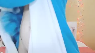 Роскошная барышня Kati3kat нежно мастурбирует пизду