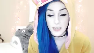 Молодая шалава Kati3kat мастурбирует киску вибратором