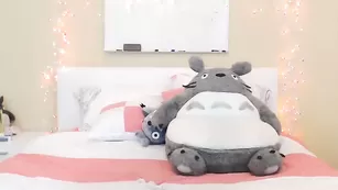 Молодая шалава Kati3kat мастурбирует киску вибратором