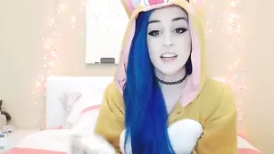 Молодая шалава Kati3kat мастурбирует киску вибратором
