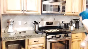 Очаровательная малышка Kati3kat ласкает сиськи