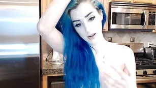 Очаровательная малышка Kati3kat ласкает сиськи