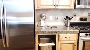 Очаровательная малышка Kati3kat ласкает сиськи