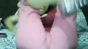 Грудастая цаца Slutbabymx облизывает сосочки