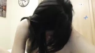 Обаятельная брюнетка Cleolane мастурбирует вагину вибратором