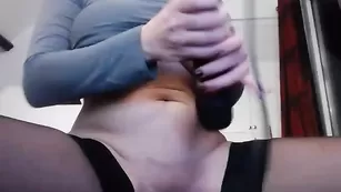 Грудастая путана Hotjuliaxxx трахается секс игрушками