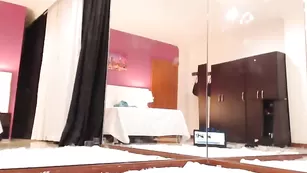 Желанная курва Milliemartins ласкает бритую пизду