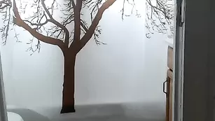 Молодая шлюшка Nobodyeven облизывает сосочки