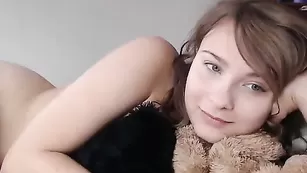 Молодая шлюшка Nobodyeven облизывает сосочки