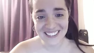 Пышная брюнеточка Melaniebiche показывает свои прелести