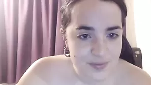 Пышная брюнеточка Melaniebiche показывает свои прелести