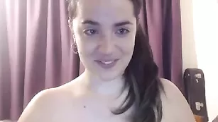 Пышная брюнеточка Melaniebiche показывает свои прелести