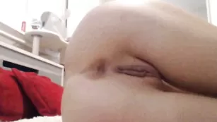 Пикантная леди Fressia сует пальцы в анал