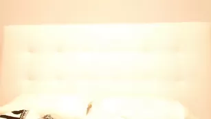 Грудастая малышка Kendalltyler позирует голенькая