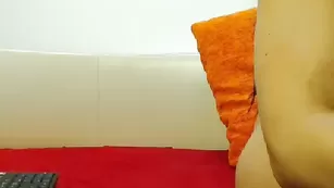 Смазливая бабенка Lexiblack облизывает сосочки