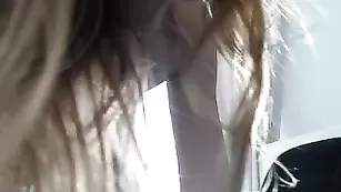 Темноволосая красавица BibiJolie облизывает секс игрушку