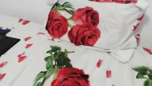 Зажигательная бикса Ally_sweethot снимает трусики и дрочит