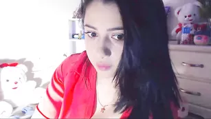 Очаровательная соска Hollycute показывает сексуальные ножки