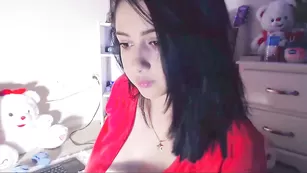 Очаровательная соска Hollycute показывает сексуальные ножки