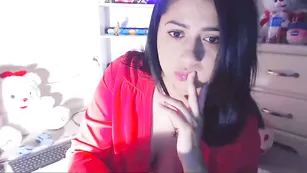 Очаровательная соска Hollycute показывает сексуальные ножки