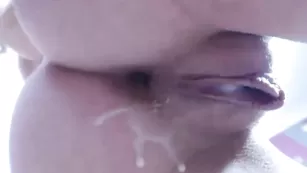 Светловолосая стерва Sammiecee кончает от секс игрушки