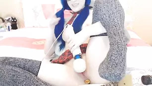 Молодая шлюшка Kati3kat нежно дрочит пизду