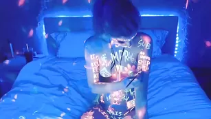 Строптивая пассия Kati3kat страстно мастурбирует пизду