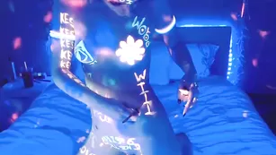 Строптивая пассия Kati3kat страстно мастурбирует пизду