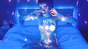 Строптивая пассия Kati3kat страстно мастурбирует пизду