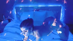 Строптивая пассия Kati3kat страстно мастурбирует пизду