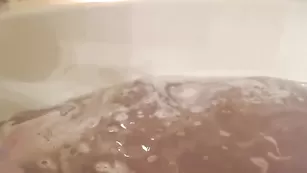 Шальная куколка Bonniebruise принимает ванну