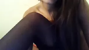 Знойная цыпочка Lolaitasexy смачно дрочит пизду