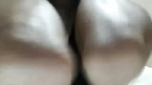 Озорная брюнеточка Helenfox обнажает стройное тело