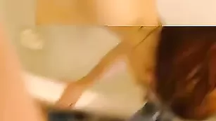 Симпатичная брюнетка Beautydaryanna моется в ванной