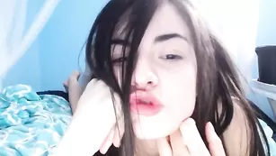 Темноволосая красотка Kristennn мастурбирует секс игрушками