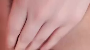 Татуированная блонда Izabellalove мастурбирует бритую пизду
