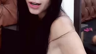 Черноволосая пассия Evagomez страстно дрочит киску