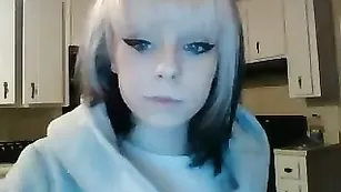 Роскошная малышка Goldengoddessxxx трахает пизду фаллосом