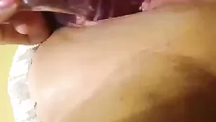 Похотливая дамочка Empressalace трахает анал фаллосом