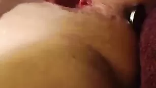 Похотливая дамочка Empressalace трахает анал фаллосом