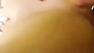 Похотливая дамочка Empressalace трахает анал фаллосом