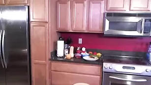 Ненасытная шлюха Roxy Raye жестко растягивает очко