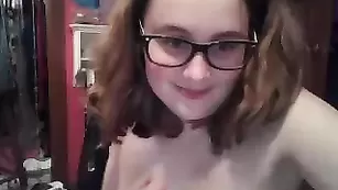 Очкастая сучка Dustinmetric наминает свои сиськи