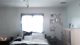 Очкастая сучка Dustinmetric наминает свои сиськи