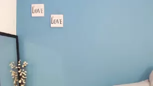 Черноволосая сучка Taniaangel дразнит своими сиськами