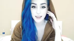 Молоденькая курва Kati3kat смачно трахает обе дырки