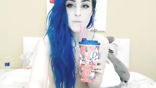 Молоденькая курва Kati3kat смачно трахает обе дырки
