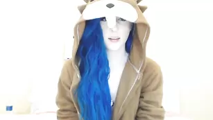 Молоденькая курва Kati3kat смачно трахает обе дырки