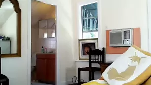 Толстая сучка Bu770n страстно дрочит вагину