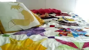 Толстая сучка Bu770n страстно дрочит вагину